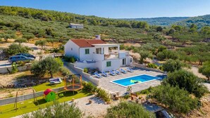 A two-story house with a swimming pool, surrounded by greenery and hills. - Villa Serenity - Silence, view and heated pool by MyWaycation (Supetar)
