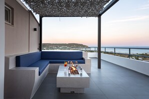 Signature appartement, 1 queensize bed met slaapbank, balkon, uitzicht op zee | Terras