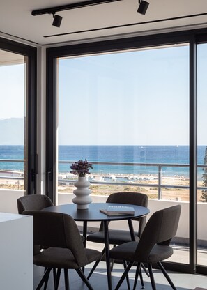 Apartamento com design assinado, 1 cama Queen e sofá-cama, sacada, vista para o mar | Área de estar | Smart TV 55 polegadas com canais digitais, TV, lareira