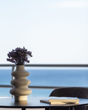 Appartement Signature, 1 grand lit et 1 canapé-lit, balcon, vue mer | Coin séjour | TV connectée de 55 pouces avec chaînes numériques, télévision, cheminée