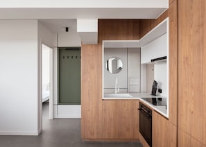 Appartement Signature, 1 grand lit et 1 canapé-lit, balcon, vue mer | Cuisine privée | Grand réfrigérateur, micro-ondes, four, plaque de cuisson