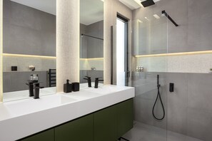 Signature-Apartment, 1 Queen-Bett und Schlafsofa, Balkon, Meerblick | Badezimmer