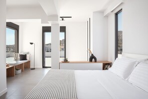 Signature appartement, 1 queensize bed met slaapbank, balkon, uitzicht op zee | 1 slaapkamer, een kluis op de kamer, een bureau, een laptopwerkplek