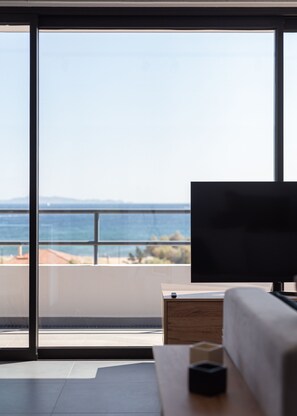 Signature appartement, 1 queensize bed met slaapbank, balkon, uitzicht op zee | Woonruimte | Een smart-tv, een open haard, Netflix en streamingdiensten