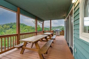 Outdoor dining - Views, Game room, Hot-Tub, Fire Pit, 10 Beds (Sylva)