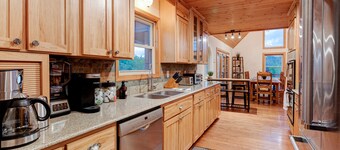 Views, Game room, Hot-Tub, Fire Pit, 10 Beds