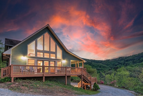 Views, Game room, Hot-Tub, Fire Pit, 10 Beds