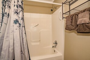 Combined shower/bathtub, towels, soap, toilet paper - 5min to Parkway/15 Min to Dollywood (pigeon forge)