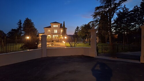 Spacious, air-conditioned mansion, Large private pool15x6, Large park.