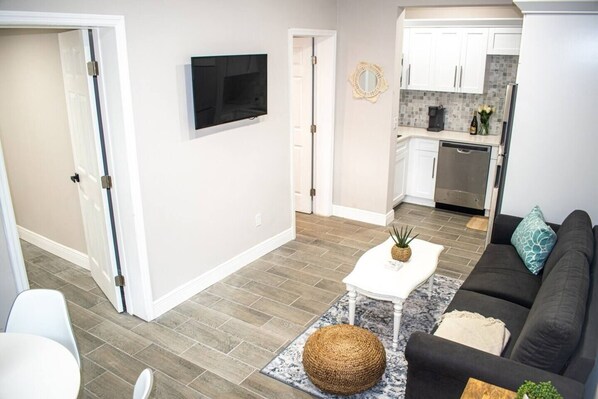 Smart TV - Stylish Ybor Escape • near Downtown • 2BR (Tampa)