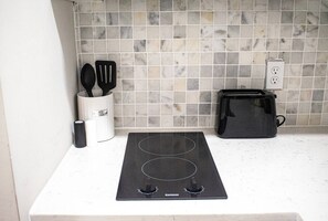 Réfrigérateur, micro-ondes, plaque de cuisson, lave-vaisselle