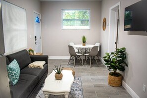 Smart TV - Stylish Ybor Escape • near Downtown • 2BR (Tampa)