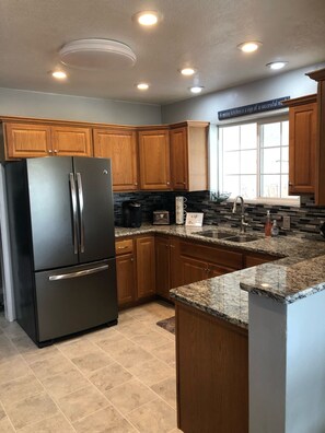 Geladeira, micro-ondas, fogão, cooktop