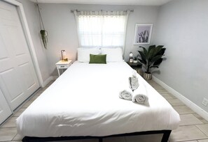 3 chambres, bureau, fer et planche à repasser, lit parapluie