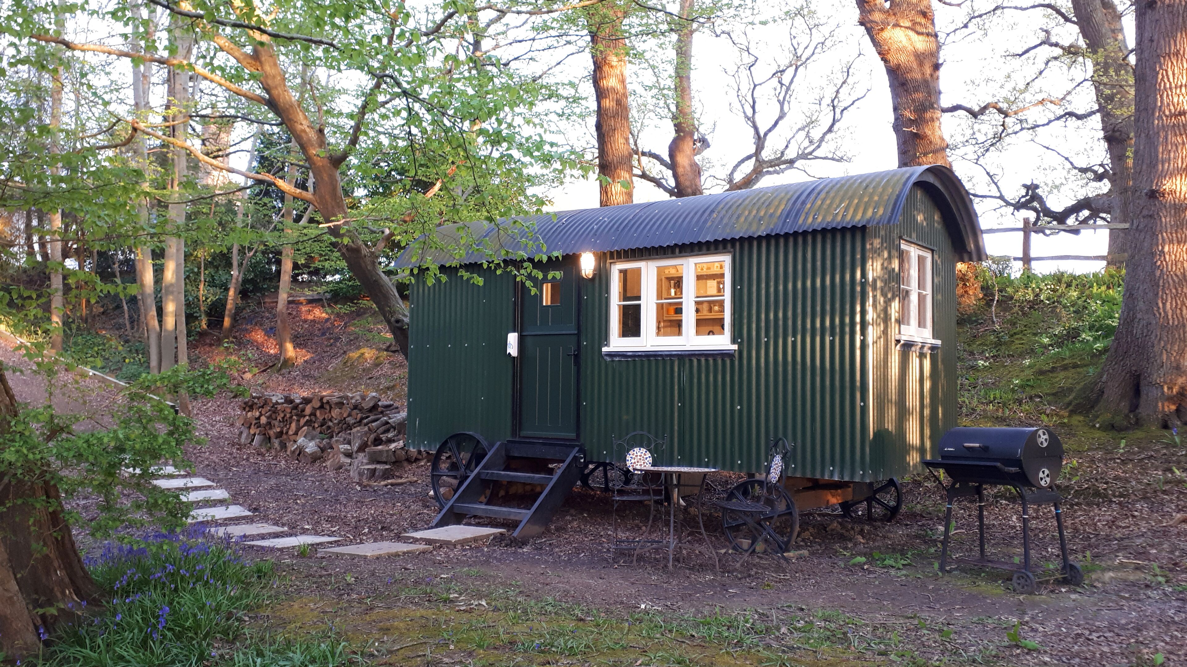 Shepherd hut, wood stove, fire pit, BBQ in small woods. 1066 Country\/High Weald.