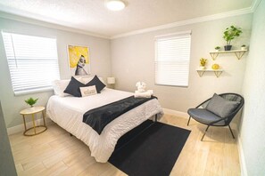 3 bedrooms, iron/ironing board, travel cot, free WiFi - Tranquil & Fully Renoveted Home Near Busch Gardens (Tampa)