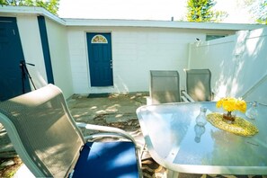 Outdoor dining - Tranquil & Fully Renoveted Home Near Busch Gardens (Tampa)