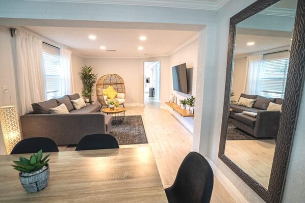 Interior - Tranquil & Fully Renoveted Home Near Busch Gardens (Tampa)