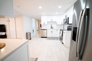 Fridge, microwave, oven, stovetop - Tranquil & Fully Renoveted Home Near Busch Gardens (Tampa)