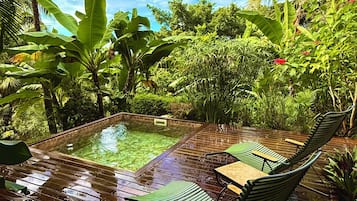 2 kolam renang outdoor, dengan kursi berjemur