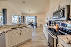 Frigorifero, microonde, forno, piano cottura