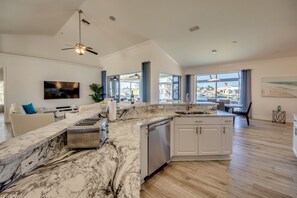 Frigorifero, microonde, forno, piano cottura