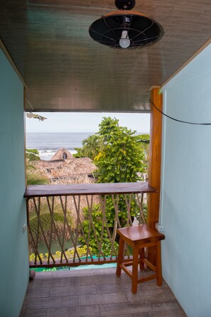 Economy Quadruple Room | Bed sheets - Hotel Las Olas (Jacó)