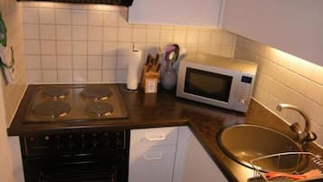 Een koelkast, een magnetron, een kookplaat, een vaatwasser
