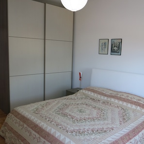 2 bedrooms, desk, iron/ironing board, WiFi