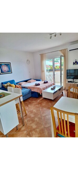 1 habitación, escritorio, tabla de planchar con plancha y wifi 