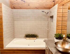 Suihkun ja ammeen yhdistelmä, hiustenkuivaaja, pyyhkeet, saippua