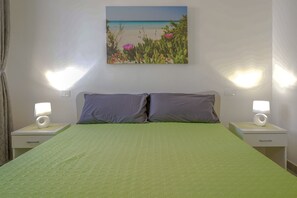 1 quarto, ferros/tábuas de passar roupa, berço de viagem