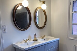 وحدات دش مع أحواض استحمام، مجففات شعر، ورق حمّام