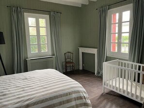 3 عدّة غرف نوم وواي فاي وملاءات أسرّة