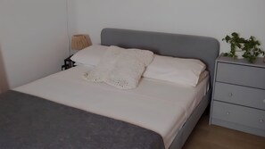 4 chambres, fer et planche à repasser, lit de bébé portatif