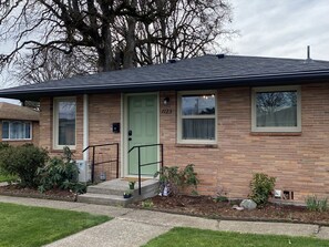 Exterior detail - 1123 The 3 Oaks 30 night fully furnished stay at a great price. Full Amenities! (Salem)