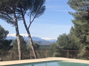 Una piscina al aire libre, una piscina climatizada