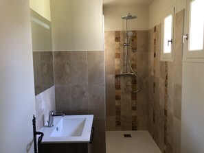Badewanne, Haartrockner, Handtücher, Seife