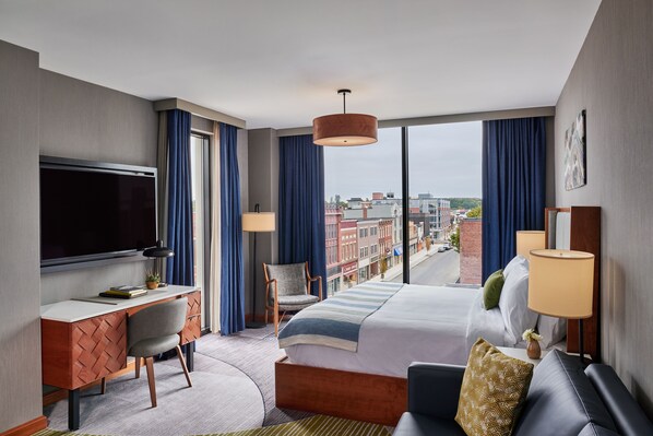 Una cassaforte in camera, una scrivania, postazione laptop