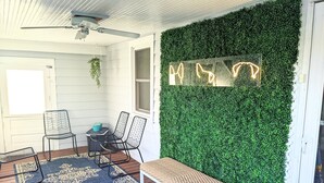 A covered outdoor seating area with a ceiling fan, a wall-mounted mirror, and a green wall with a textured pattern. - Fully Fenced & Dog Friendly - Minutes to Liberty Mtn & Gettysburg (Gettysburg)