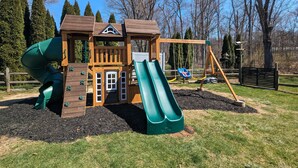 A playground with a slide, climbing wall, and swing set. - Fully Fenced & Dog Friendly - Minutes to Liberty Mtn & Gettysburg (Gettysburg)