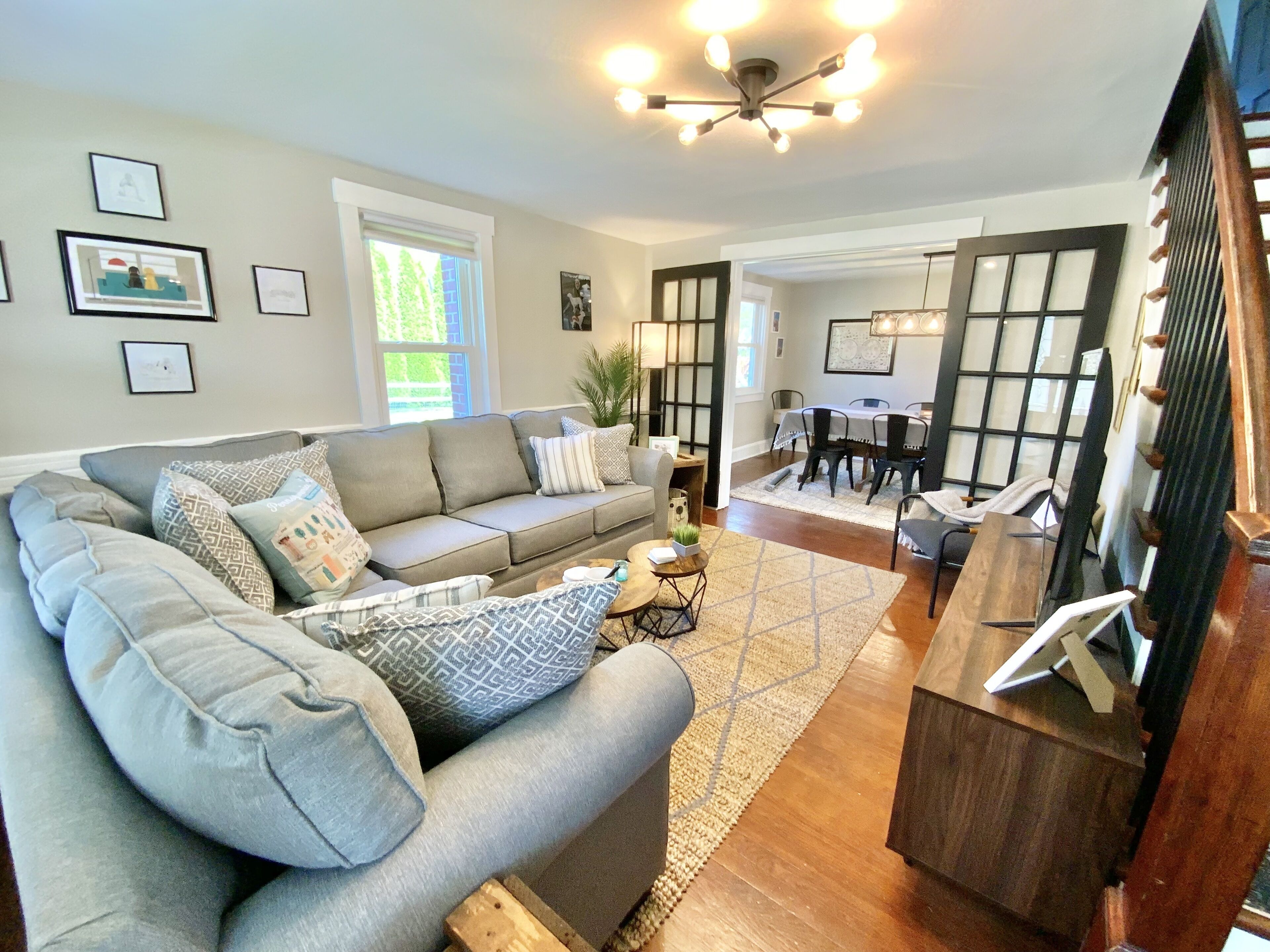 Smart-TV, bøker og stereoanlegg