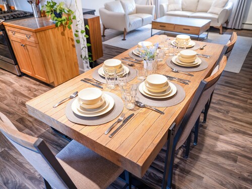 Lovely Home with King Bed, Large Kitchen, heated garage by UMED in Midtown ANC