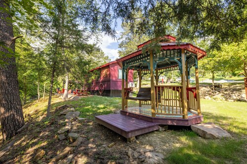 Unique Scarlet Gypsy at Four Fillies Lodge