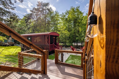 Unique Scarlet Gypsy at Four Fillies Lodge