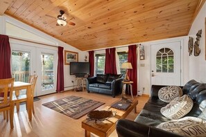 Smart TV - Steamboat Lodge, Old Forge lake front location, close to Water Safari (Old Forge)