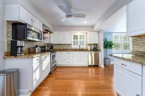 ثلاجة، ميكروويف، فرن، موقد طهي مسطح