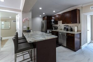 Frigorifero, microonde, forno, piano cottura