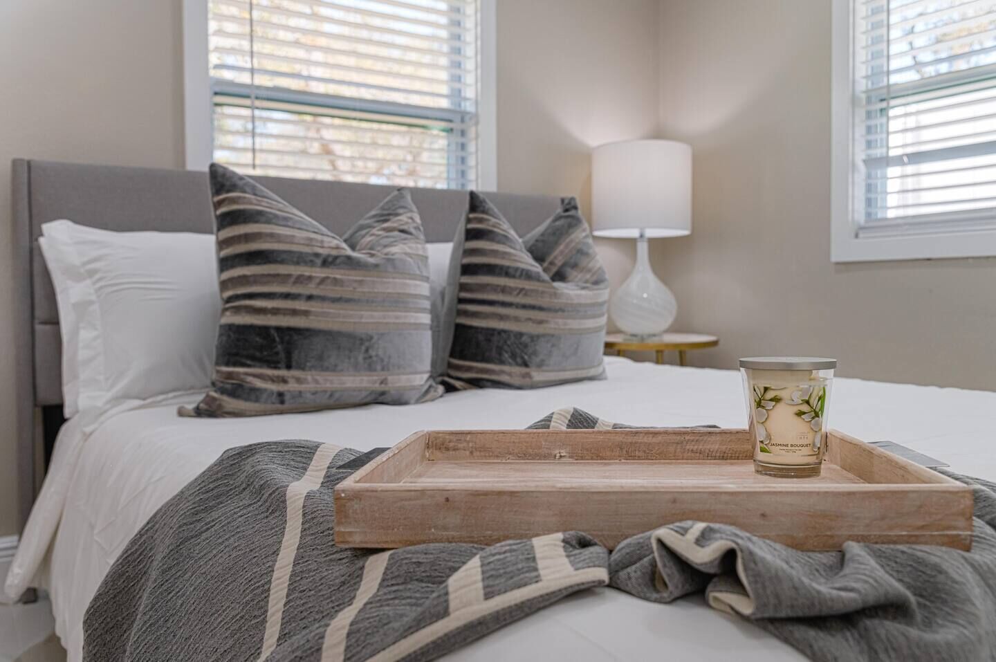 2 chambres, bureau, fer et planche à repasser, lit parapluie