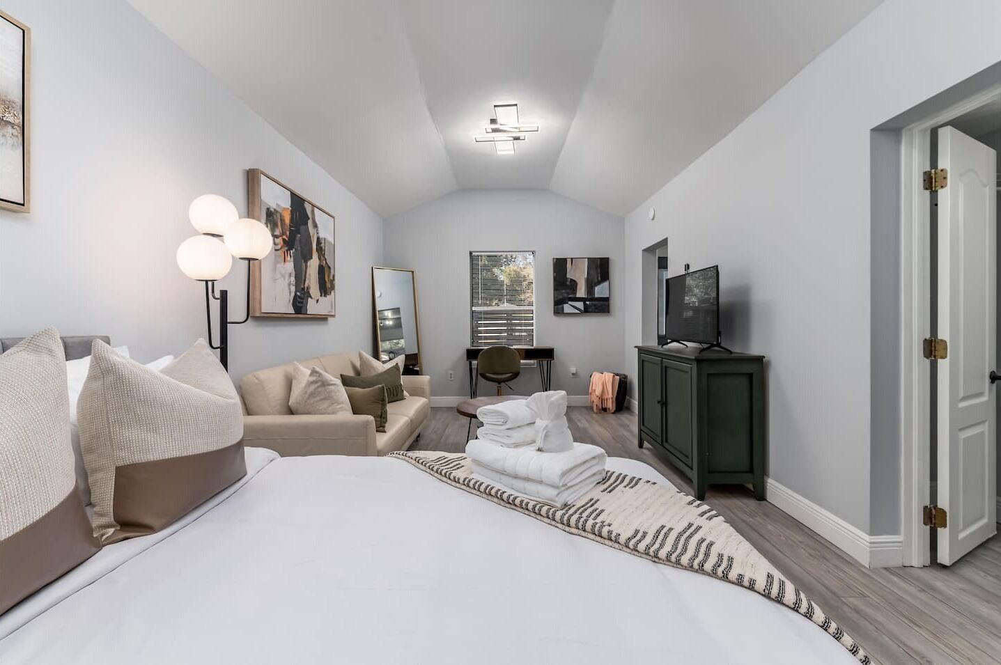 1 chambre, bureau, fer et planche à repasser, Wi-Fi gratuit